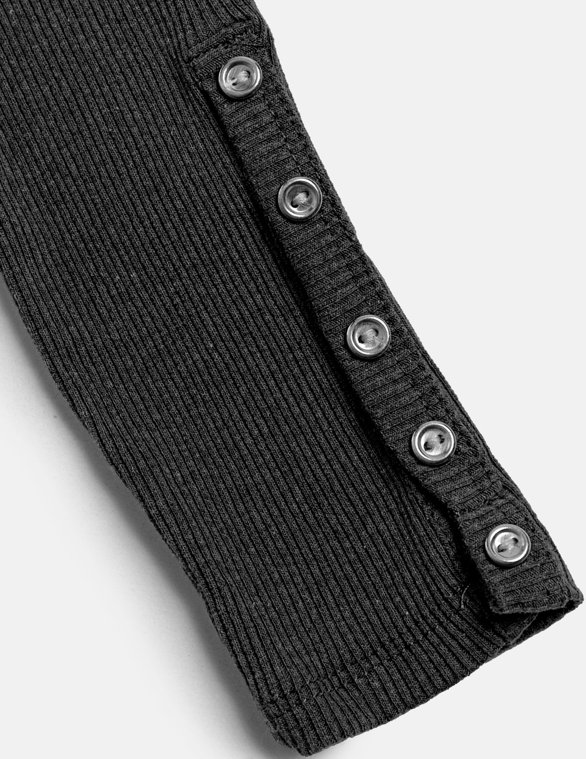 Blusa manga larga con cierre delantero y detalle de botones en mangas.