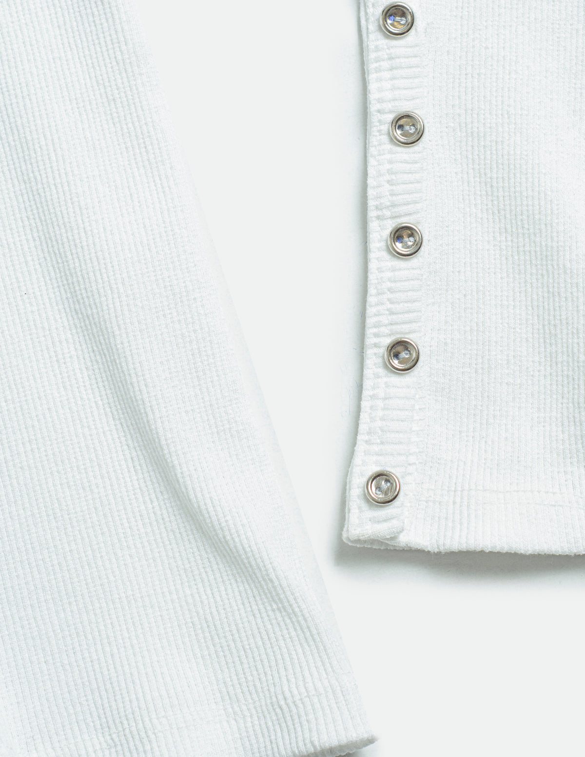 Blusa manga larga con cierre delantero y detalle de botones en mangas.