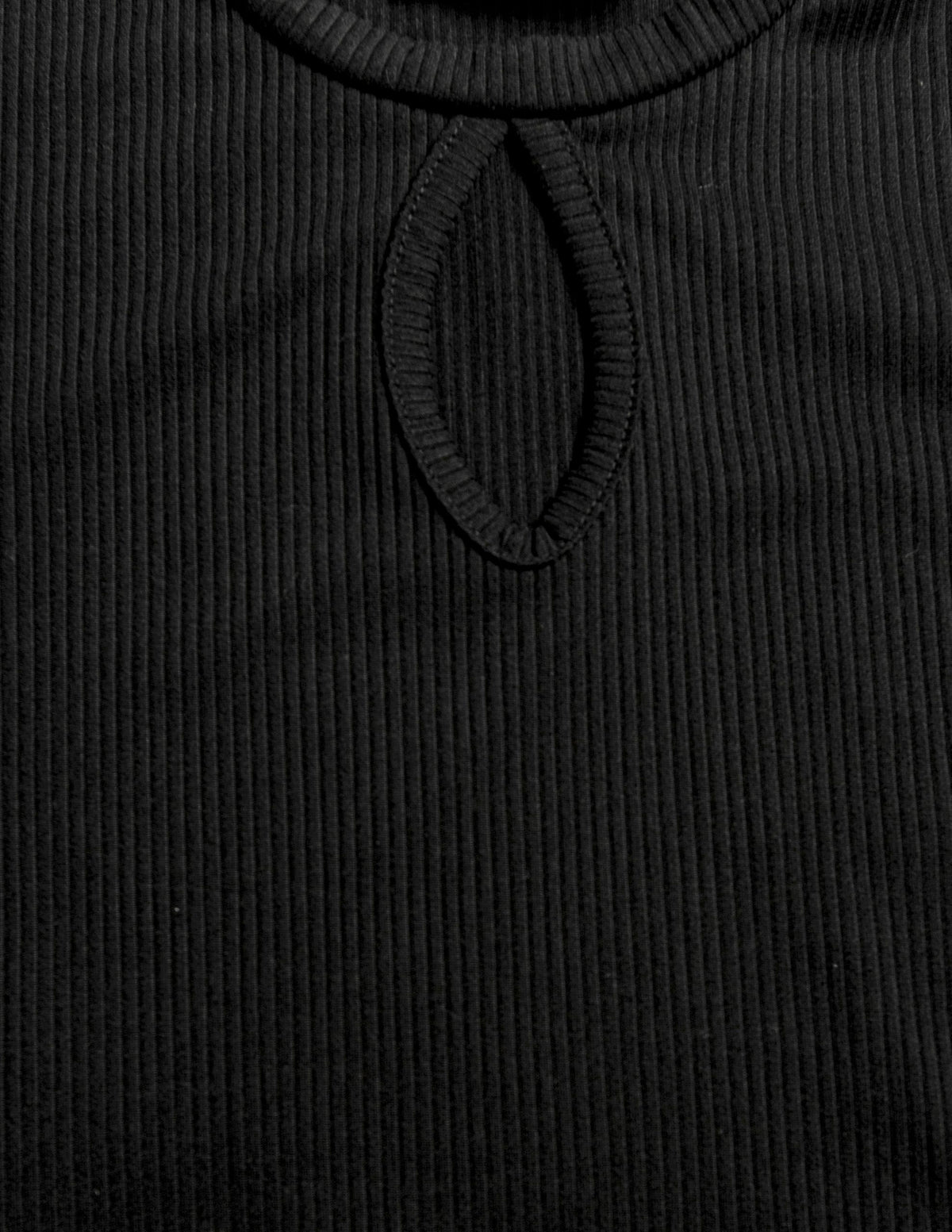 Blusa de manga farol con detalle en cuello escotado.