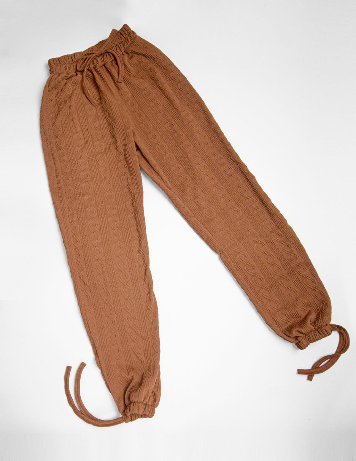 Set de pantalón y sudadera crop top con cordones ajustables.